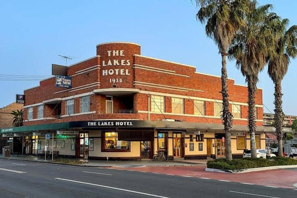Lakes Hotel thumbnail 4
