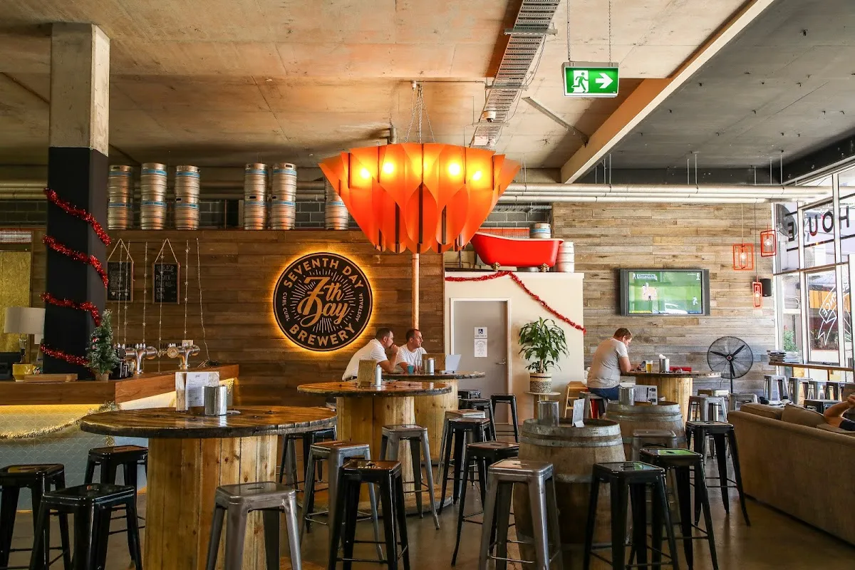 7th Day Brewery - Bar image