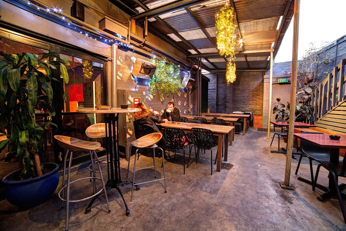 Three Crowns Hotel - Bar image