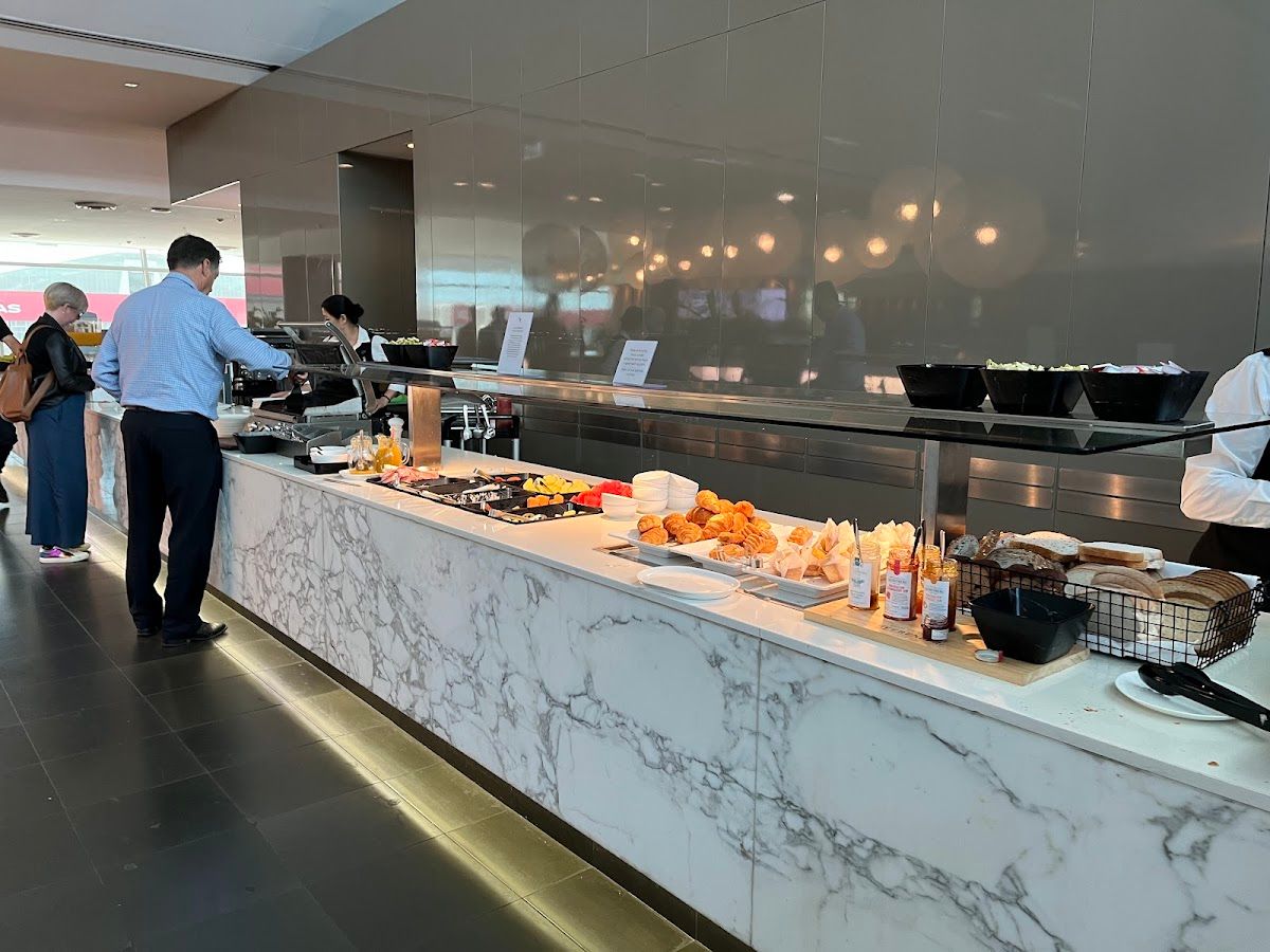Qantas Domestic Business Lounge thumbnail 6