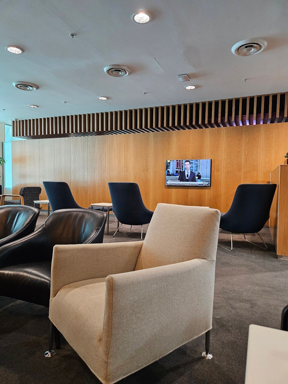 Qantas Domestic Business Lounge thumbnail 8