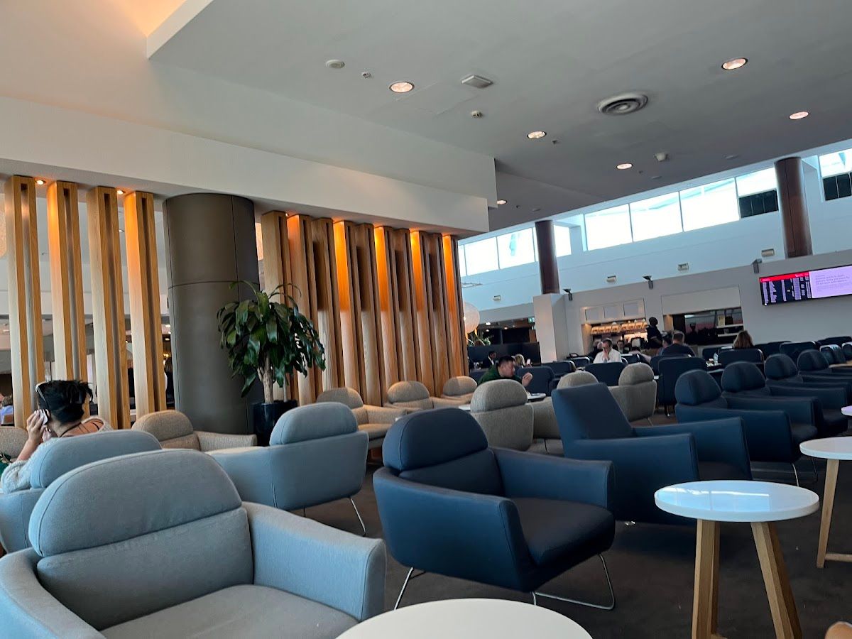 Qantas Domestic Business Lounge thumbnail 5