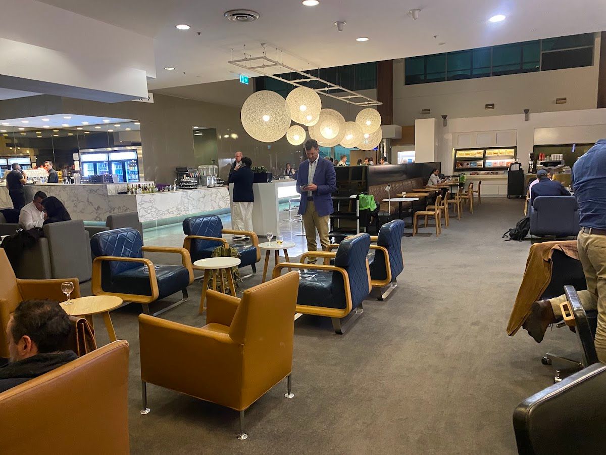 Qantas Domestic Business Lounge thumbnail 2
