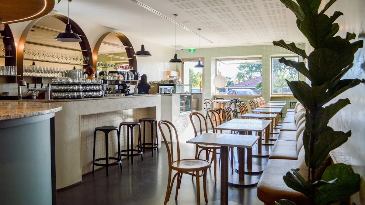 Henry M's - Bar image