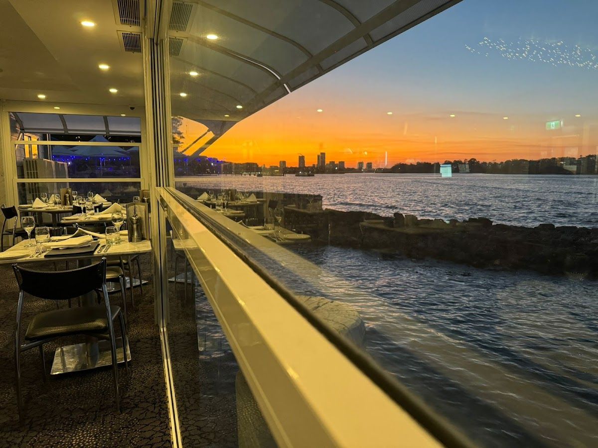 Vela Dining & Bar thumbnail 3