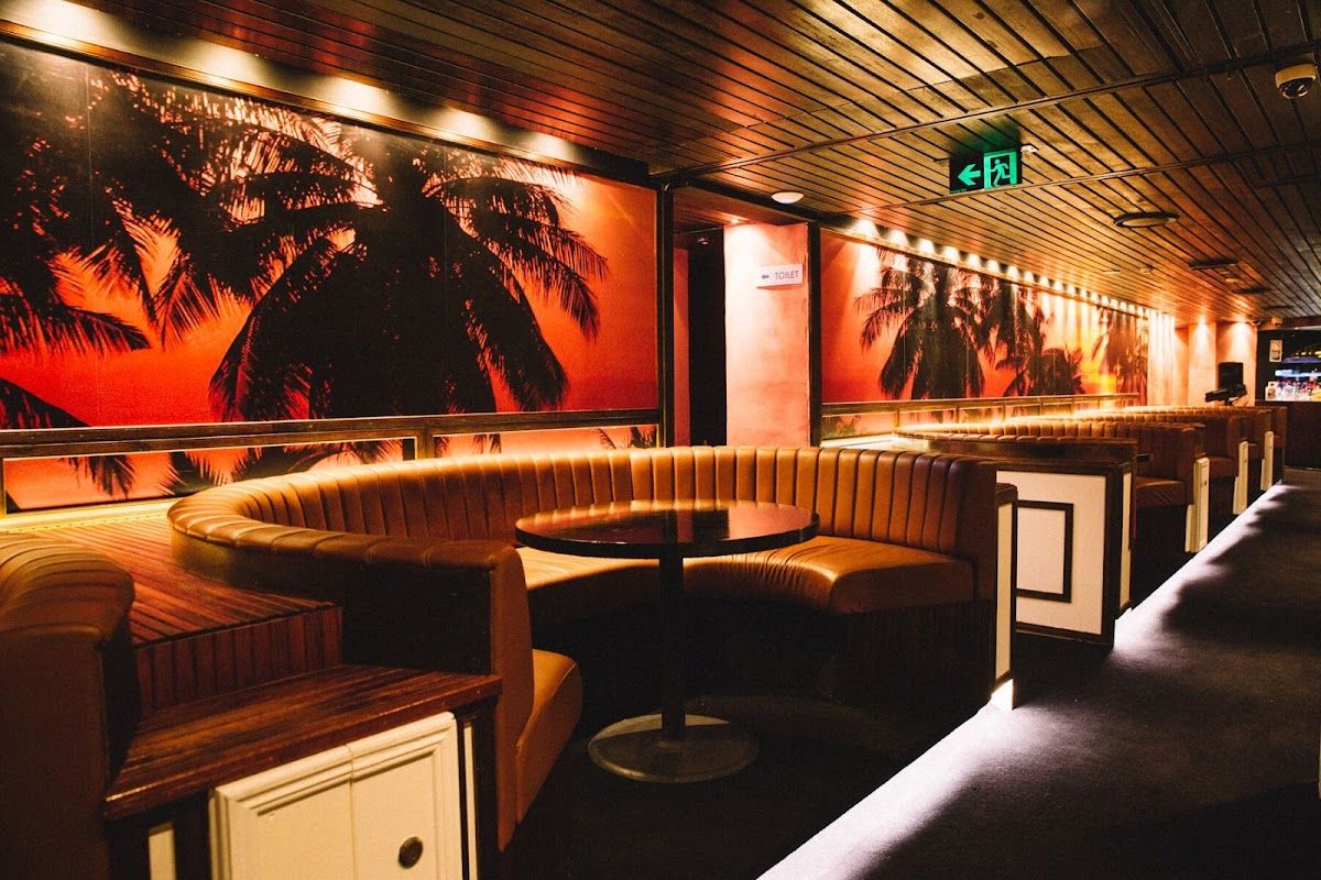 Flamingo Lounge thumbnail 2