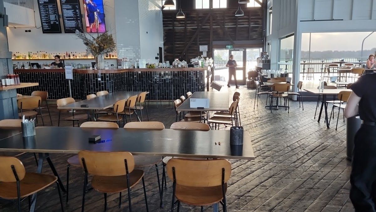 The Theatre Bar at the End of the Wharf thumbnail 4