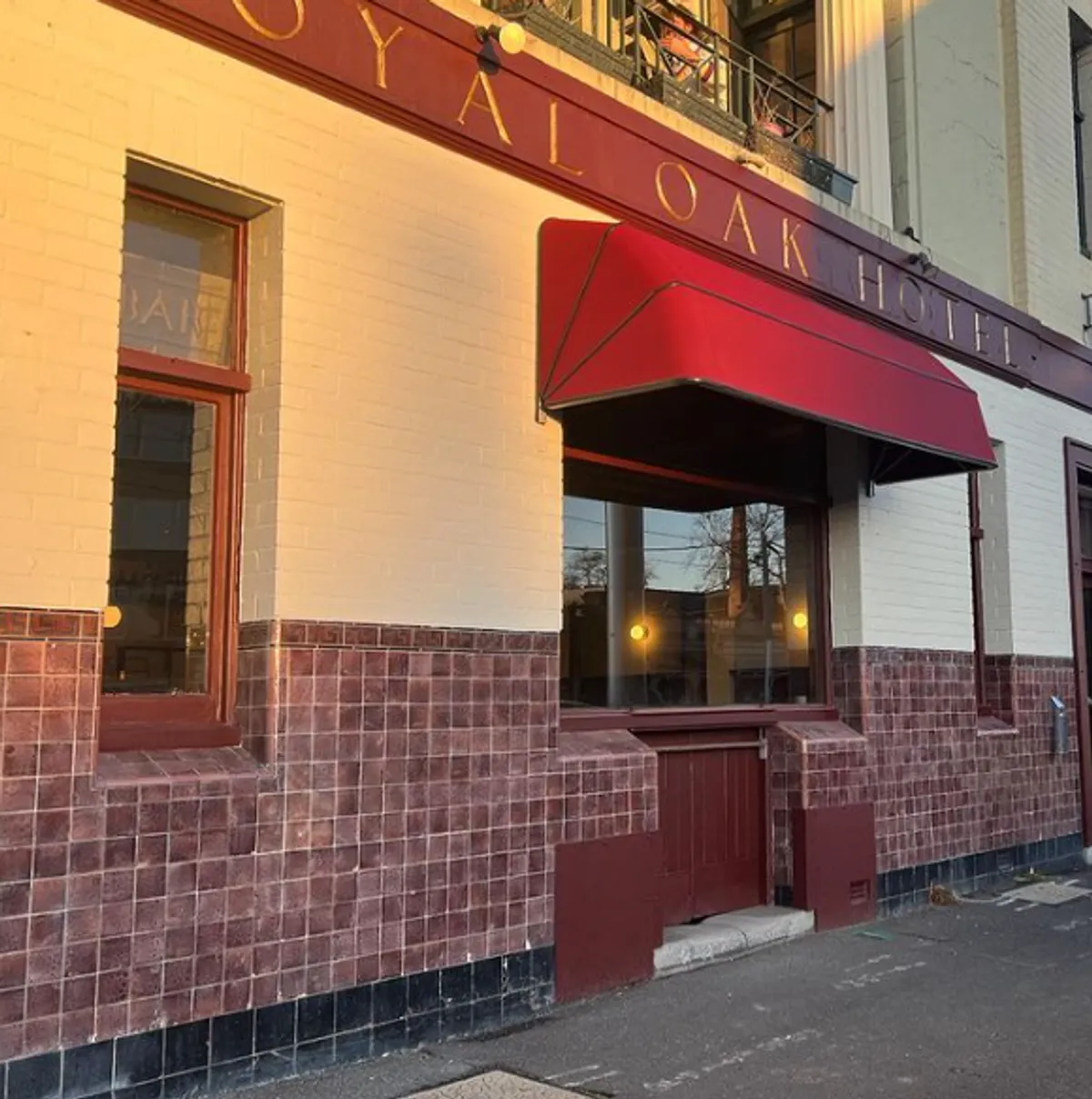 Royal Oak Hotel - Bar image