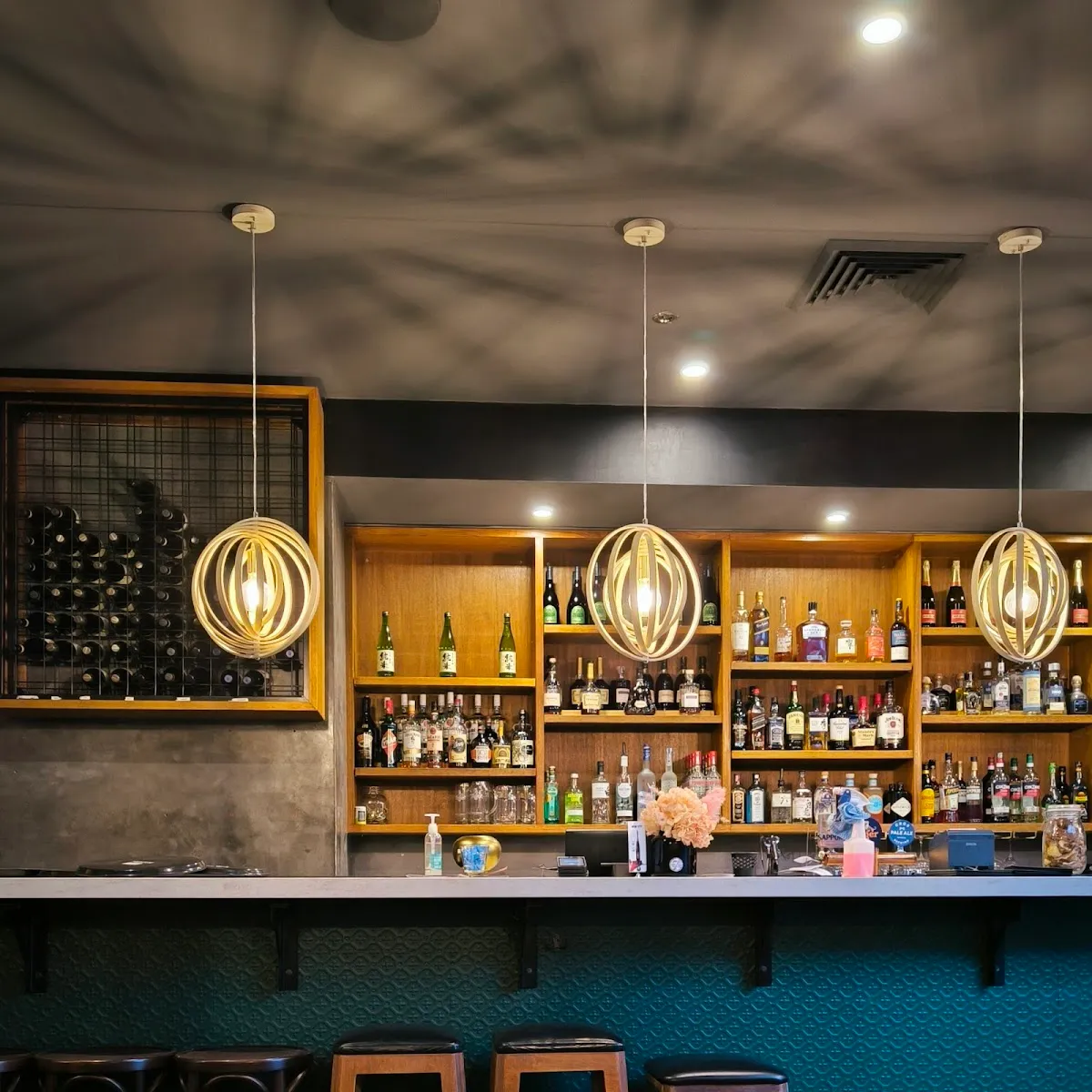Bandem on Beaufort - Bar image