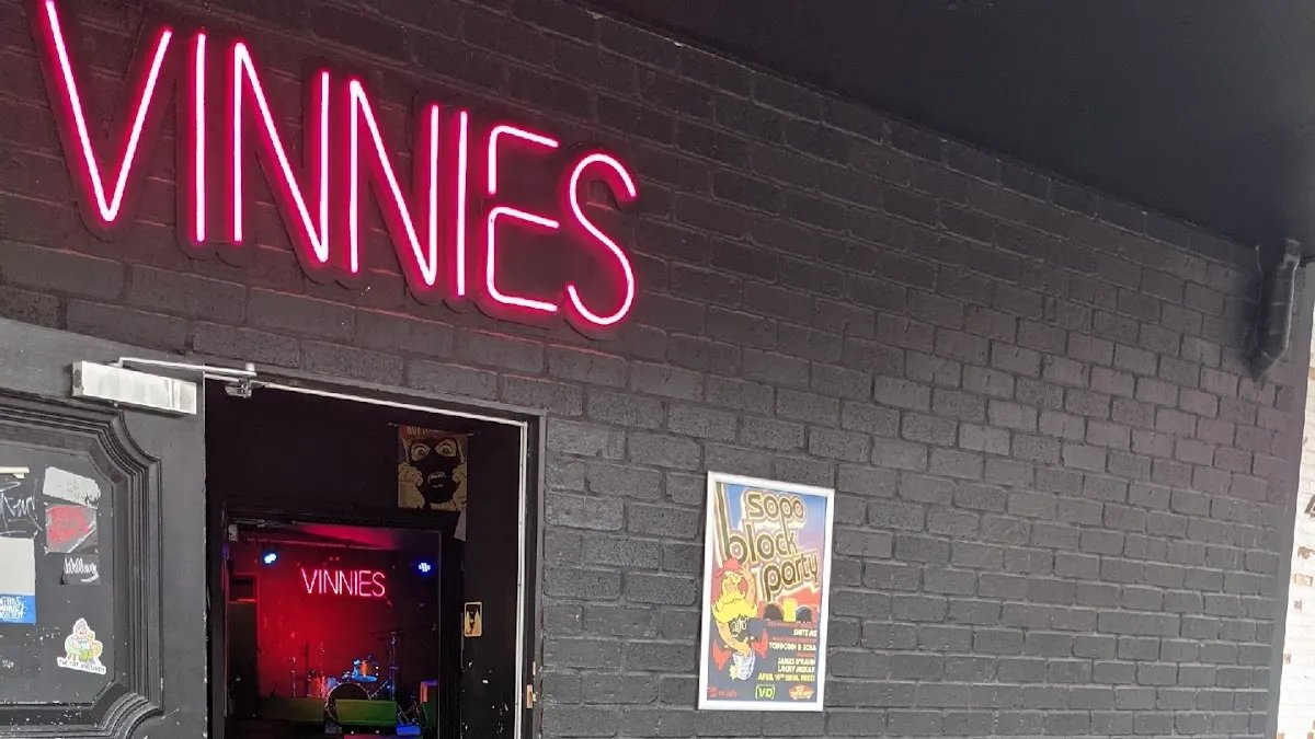 Featured image for VINNIES DIVE BAR