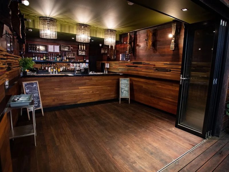 Deluxe Bar photo 1