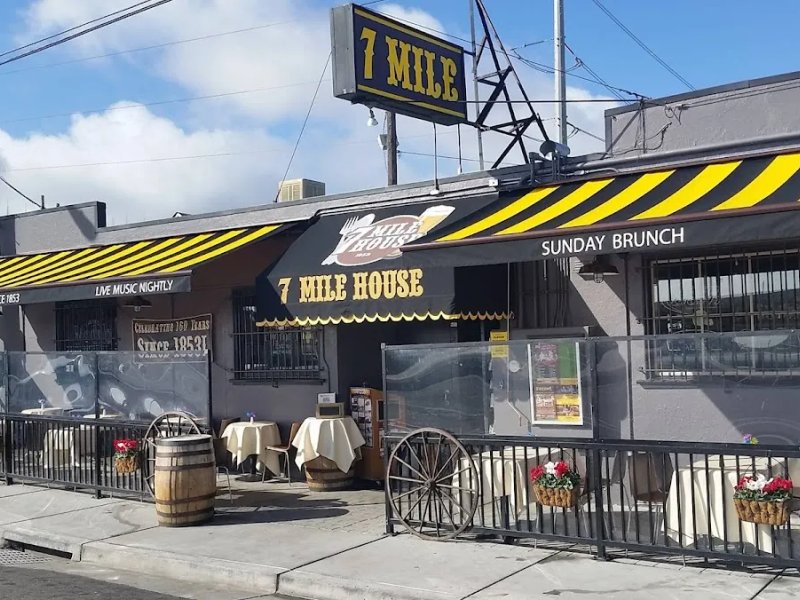 7 Mile House Sports Bar & Grill photo 1